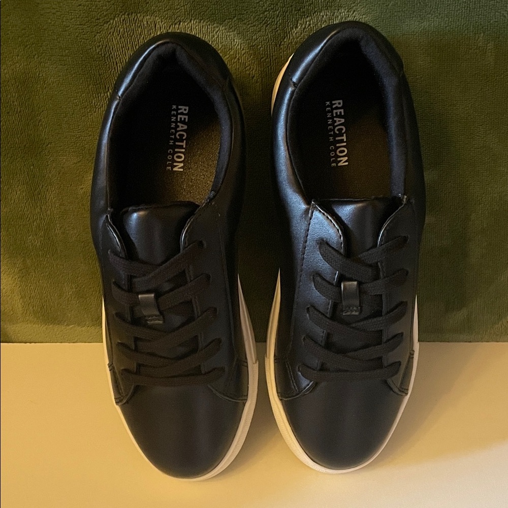KENNETH COLE: Boy’s Size 5 Black Sneakers
